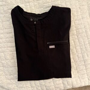 Figs Men’s Henley Scrub Top